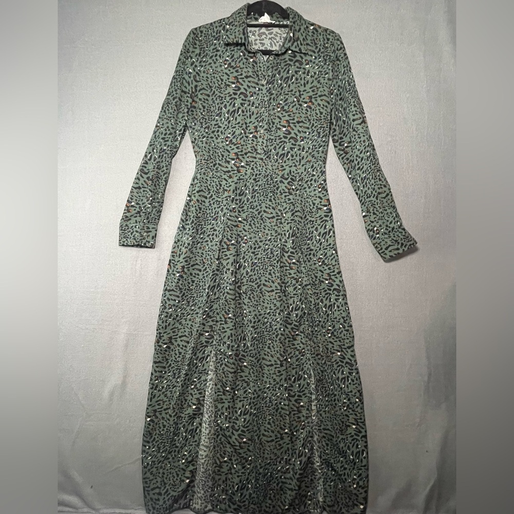 Everly Leopard Print Midi Dress Women’s Medium Long Sleeve Collared Green